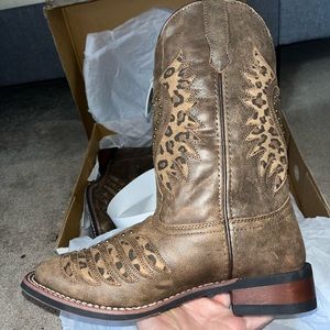 LAREDO Leopard Winged Heart Cowgirl Boots🤎